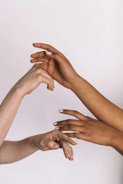 白い背景を持つ多人種間の手は — ストック写真