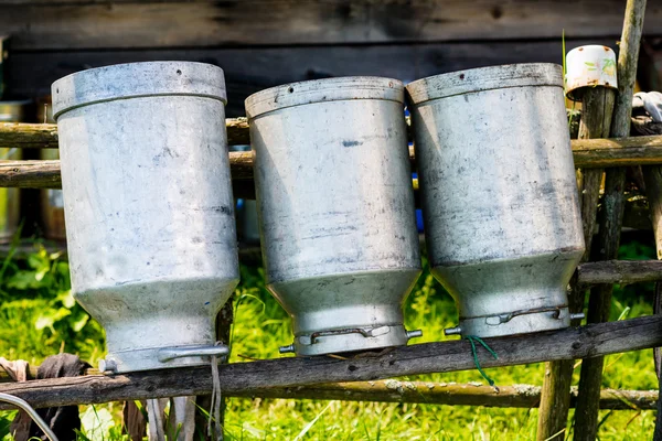 Oude melk blikjes gemaakt van aluminium — Stockfoto