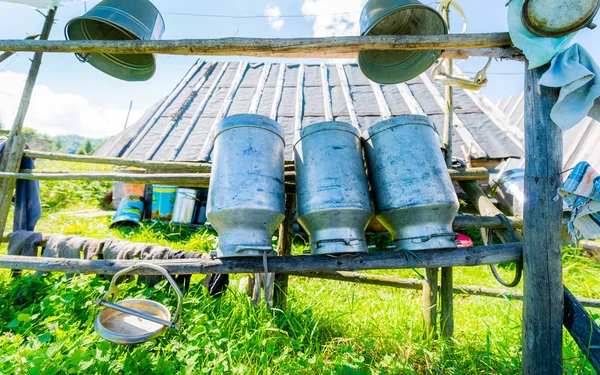 Oude melk blikjes gemaakt van aluminium — Stockfoto