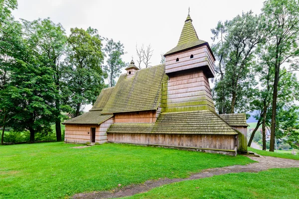 Igreja de madeira gótica velha na aldeia de Grywald, Pieniny Mountains — Fotografia de Stock