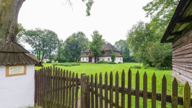 Lopuszna, Polonya - 11 Ağustos 2016; Geleneksel beyaz rustik manor