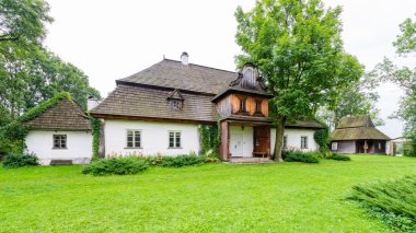 Lopuszna, Polonya - 11 Ağustos 2016; Geleneksel beyaz rustik manor
