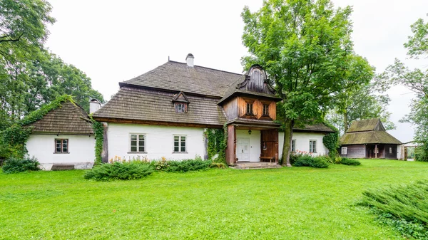 Lopuszna, Polonia - 11 de agosto de 2016; Tradicional mansión rústica blanca — Foto de Stock