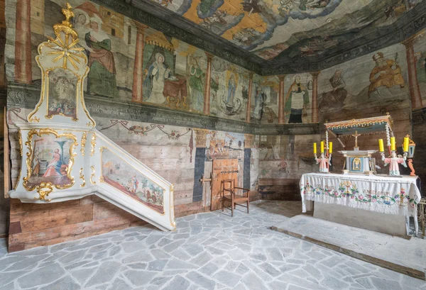 Trybsz, POLONIA - 11 de agosto de 2016; Interior de la antigua iglesia gótica de madera de San Isabel en Trybsz —  Fotos de Stock