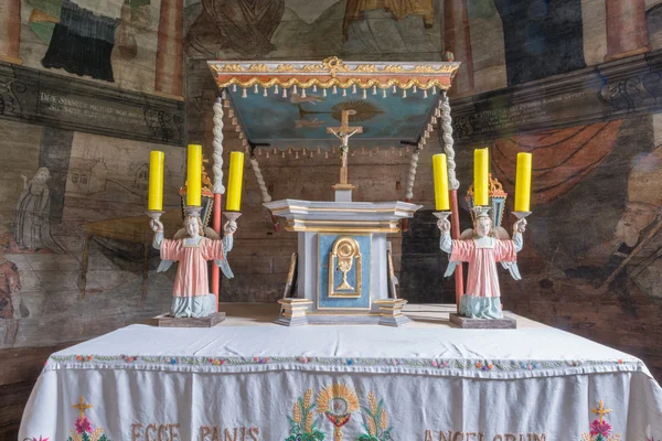 Trybsz, POLONIA - 11 de agosto de 2016; Interior de la antigua iglesia gótica de madera de San Isabel en Trybsz — Foto de Stock