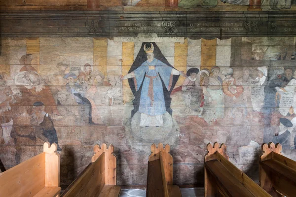 Trybsz, POLONIA - 11 de agosto de 2016; Interior de la antigua iglesia gótica de madera de San Isabel en Trybsz — Foto de Stock