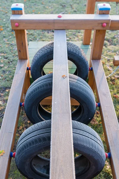 Tomma trä lekplats vid soluppgången i hösten landskap — Stockfoto