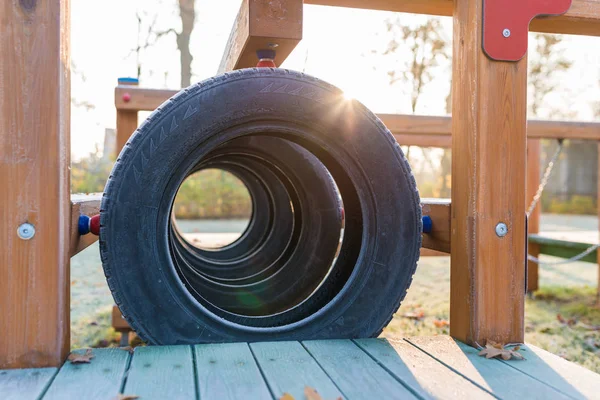 Tomma trä lekplats vid soluppgången i hösten landskap — Stockfoto