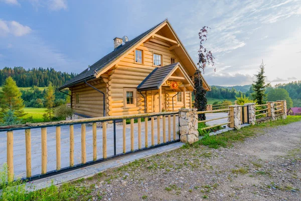 Casa de montanha de madeira tradicional construída a partir de troncos de madeira no verão — Fotografia de Stock
