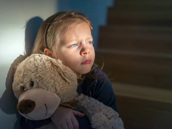 Smutný holčička všeobjímající její medvídek - cítí osamělý — Stock fotografie
