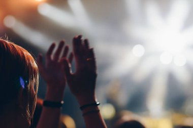 Ellerini yükselterek ve büyük bir konser zevk kız