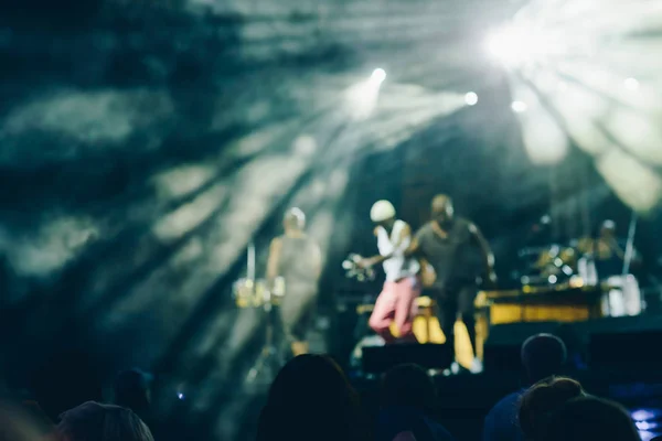 Tanınmayan müzik grubunun konserde bulanık kalabalık — Stok fotoğraf