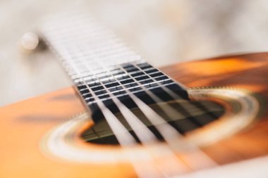 Guitarra acústica instrumento musical cerrar en perspectiva