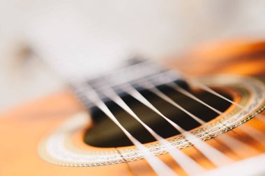 Guitarra acústica instrumento musical cerrar en perspectiva