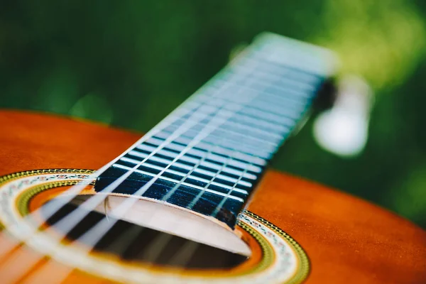 Akoestische gitaar brug en strijkers close-up — Stockfoto