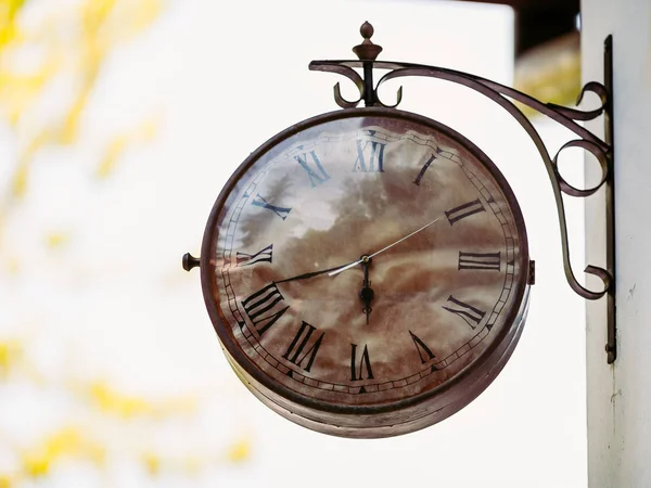 Stor vintage gamla klocka hängande på väggen — Stockfoto