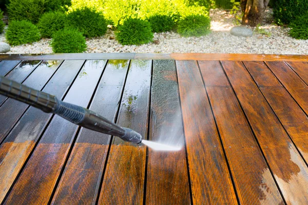 Terraza de limpieza con una lavadora de potencia — Foto de Stock