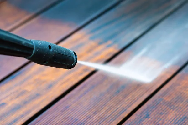 Terras met een macht wasmachine schoonmaken — Stockfoto