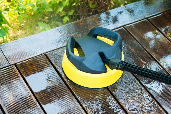 Cleaning terrace with a power washer — Stock Photo, Image