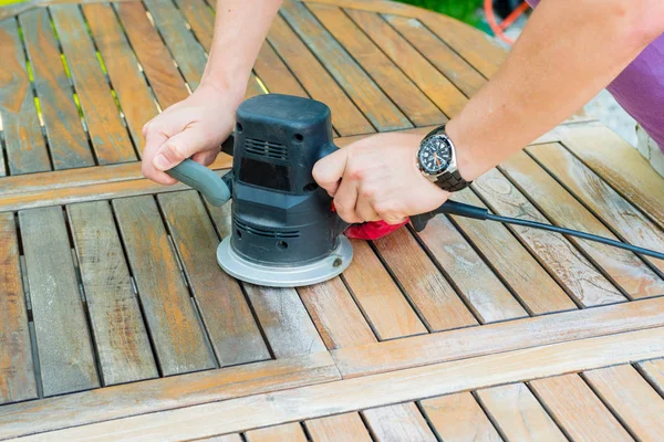 Close-up of carpenter's hands working with electric sander — Stock Photo, Image