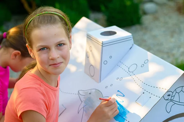 Young Girl Painting Cardboard House — Stock Photo, Image