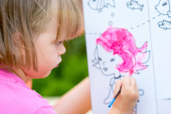 Young Girl Painting Cardboard House — Stock Photo, Image