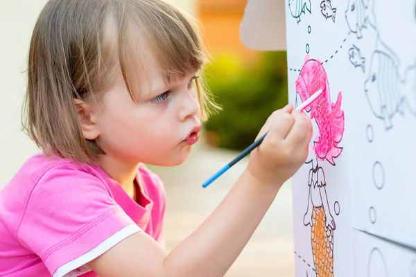Ung flicka målning kartong hus — Stockfoto