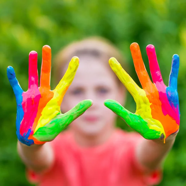 Dziewczynka z rąk malowane w kolorowe farby gotowe na odciski — Zdjęcie stockowe