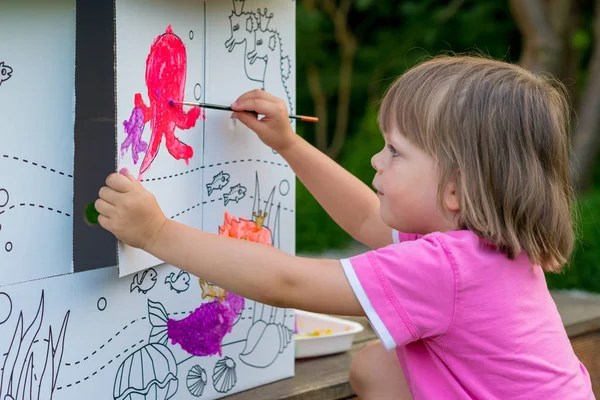 Young Girl Painting Cardboard House — Stock Photo, Image