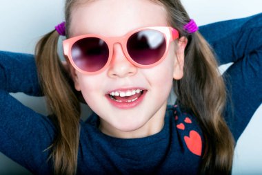 Gülümseyen şirin çocuk dişleri olan okuldan ayrıldı