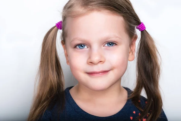 Bastante alegre niña feliz —  Fotos de Stock