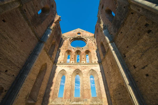 Innenansicht der Ruinen der mittelalterlichen Abtei von San Galgano — Stockfoto