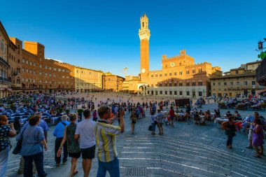 Siena, İtalya - 23 Ağustos 2012: Turist ziyaret Piazza del Campo Siena, İtalya