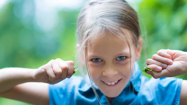 青いシャツを着て公園で楽しい驚きの幸せな女の子 — ストック写真