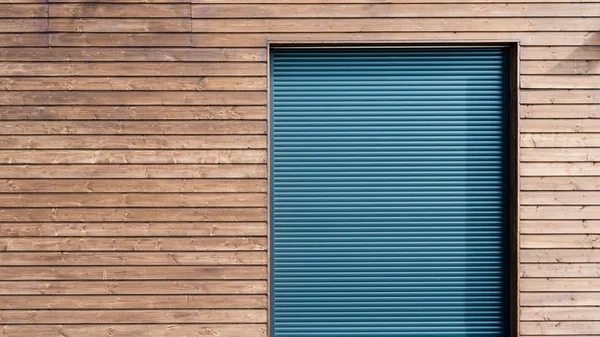 Moderní dřevěné obklady s hliníkové okenice — Stock fotografie