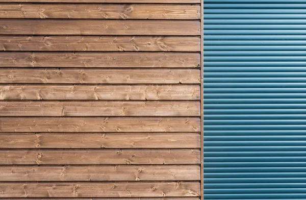 Tapume de madeira moderno com persianas de alumínio — Fotografia de Stock