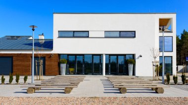 Modern Kilisesi karşı mavi gökyüzü