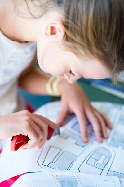 Young girl on the course of architectural design for children — Stock Photo, Image