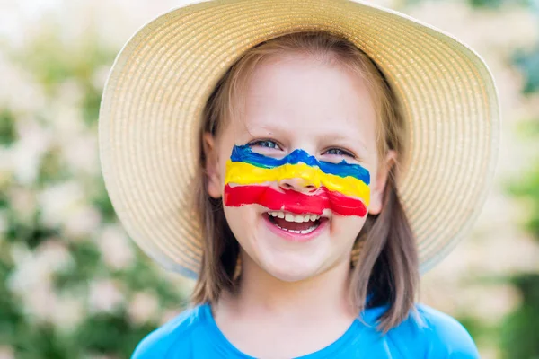 Riéndose niña en sombrero de paja con la cara pintada divertirse . —  Fotos de Stock