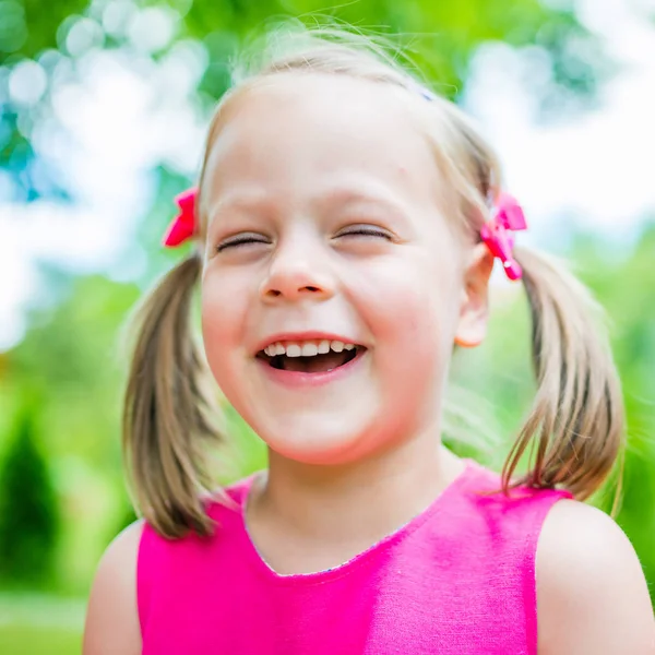Mutlu sevimli çocuk portresi yaz — Stok fotoğraf
