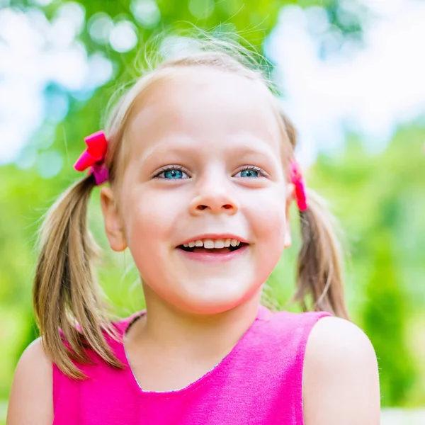 Retrato de verano de niño lindo feliz —  Fotos de Stock