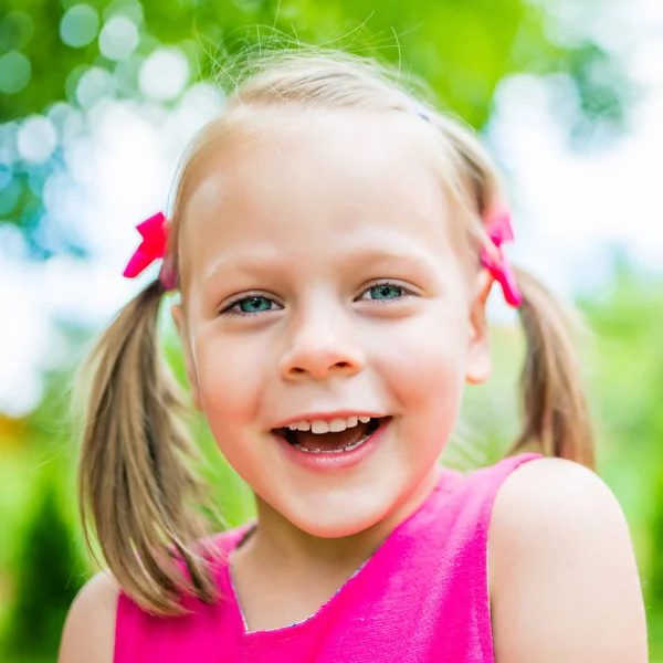 幸せなかわいい子供の夏の肖像画 — ストック写真