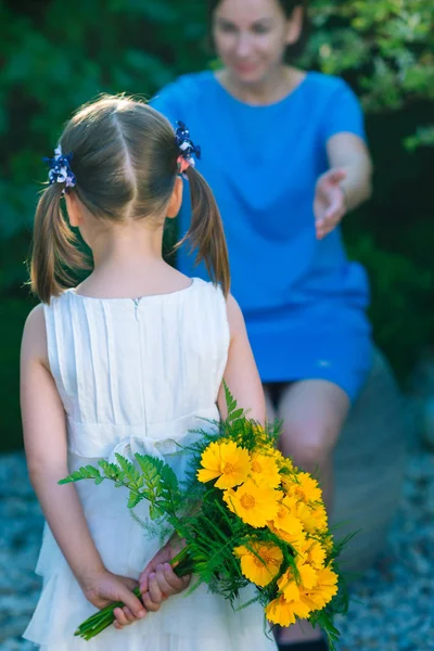Happy mother's day! Child girl congratulates mom and gives her b — Stock Photo, Image
