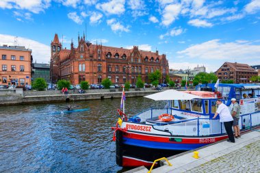 Bydgoszcz, Polonya - 8 Mayıs 2016; Tarihi kent merkezi ve turistik tekne