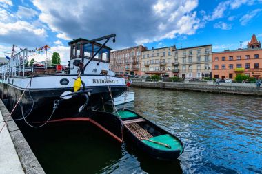 Bydgoszcz, Polonya - 8 Mayıs 2016; Tarihi kent merkezi ve turistik tekne 