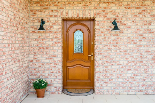 Stylish wooden front - entrance door in a detached house - embed — Stock Photo, Image