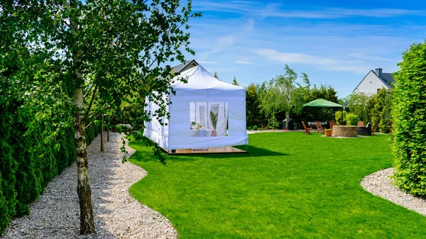 Parti çadırları - beyaz Bahçe partisi ya düğün eğlence çadırı — Stok fotoğraf