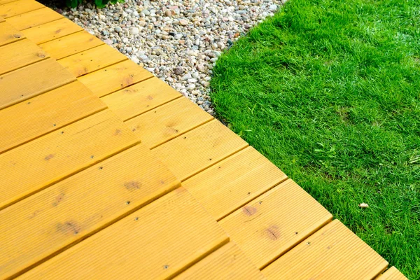 Terrazza in giardino formale dopo il lavaggio di potenza - prato verde brillante — Foto Stock