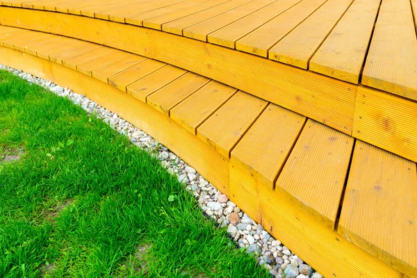 Terrazza in giardino formale dopo il lavaggio di potenza - prato verde brillante — Foto Stock