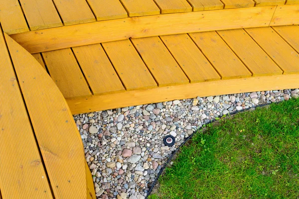 Terrazza in giardino formale dopo il lavaggio di potenza - prato verde brillante — Foto Stock